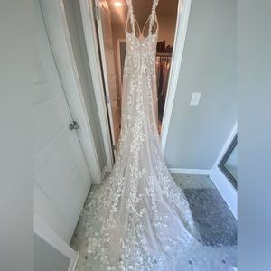 Size 6, brand new - never worn, Morilee by Madeline Gardner wedding dress